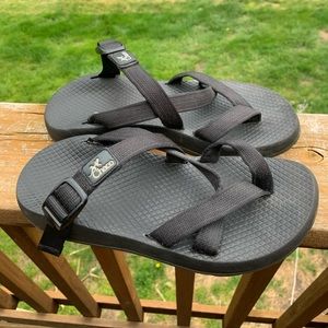 Size 9 black women’s chacos